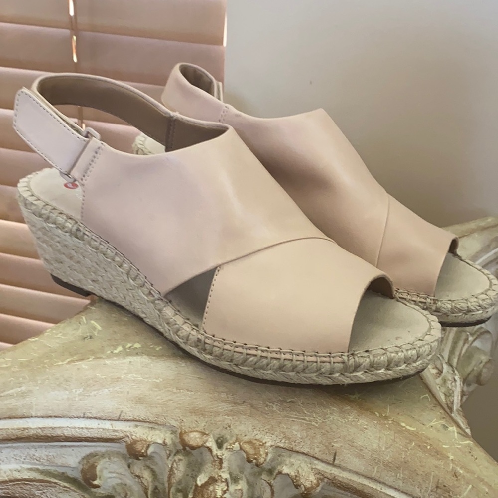 Clark’s size 8.5 nude unstructured wedges
